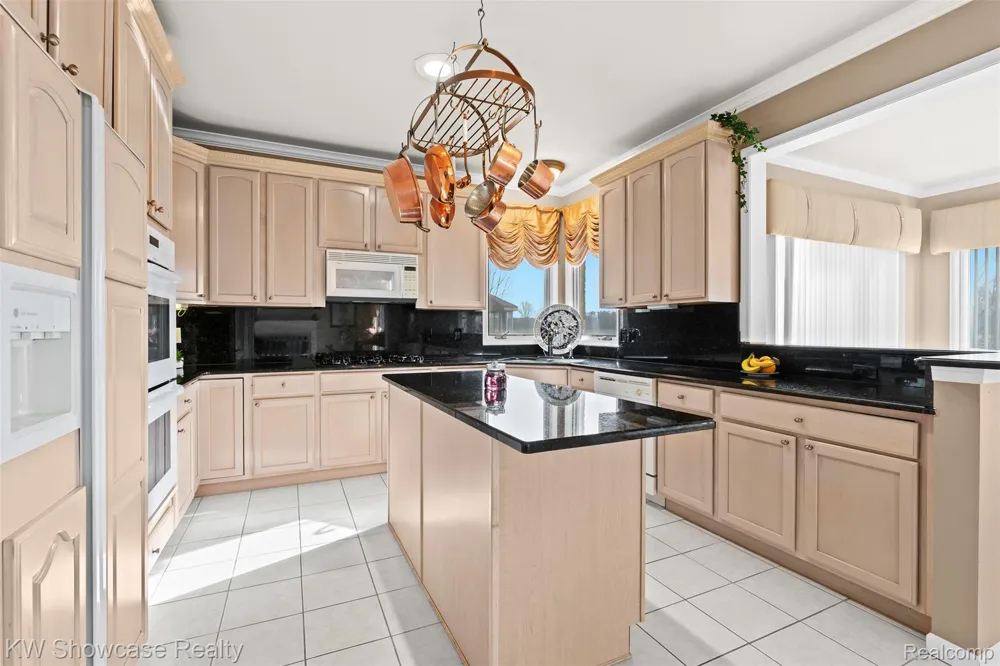 2955 Ivy Hill Drive Commerce Charter Township, MI 48382