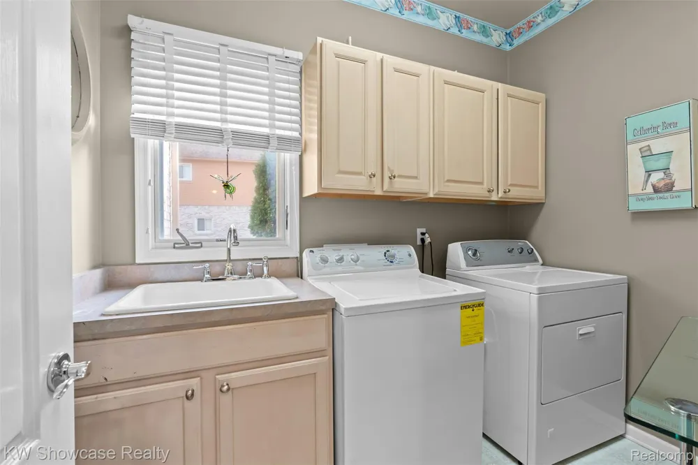 2955 Ivy Hill Drive Commerce Charter Township, MI 48382