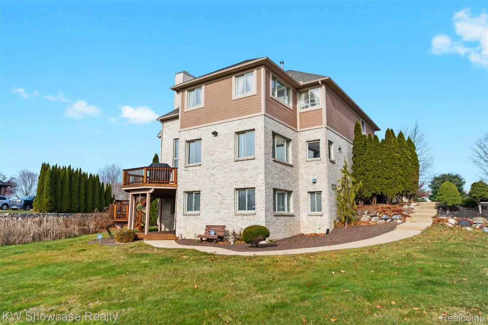 2955 Ivy Hill Drive Commerce Charter Township, MI 48382