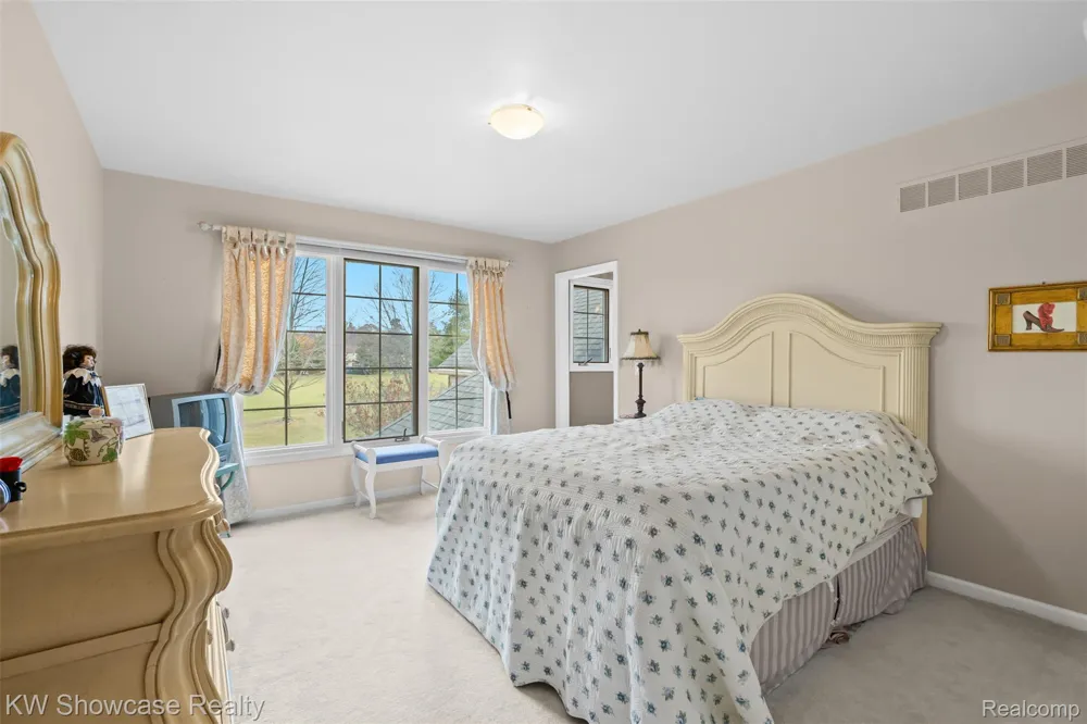 2955 Ivy Hill Drive Commerce Charter Township, MI 48382