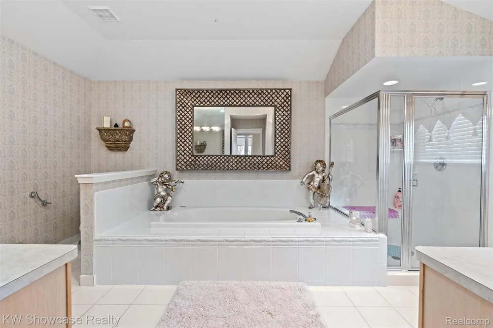 2955 Ivy Hill Drive Commerce Charter Township, MI 48382