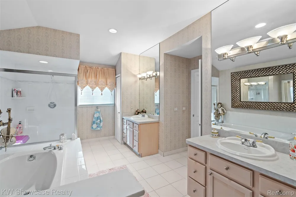 2955 Ivy Hill Drive Commerce Charter Township, MI 48382