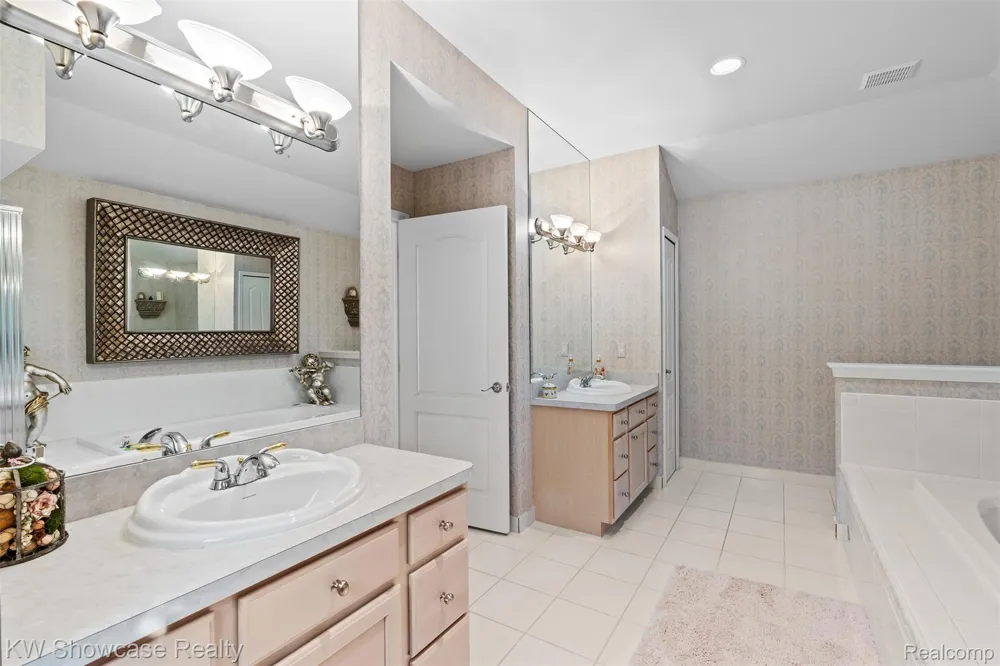 2955 Ivy Hill Drive Commerce Charter Township, MI 48382