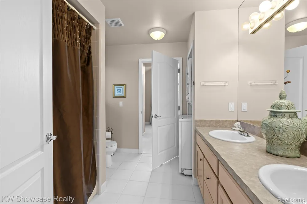 2955 Ivy Hill Drive Commerce Charter Township, MI 48382
