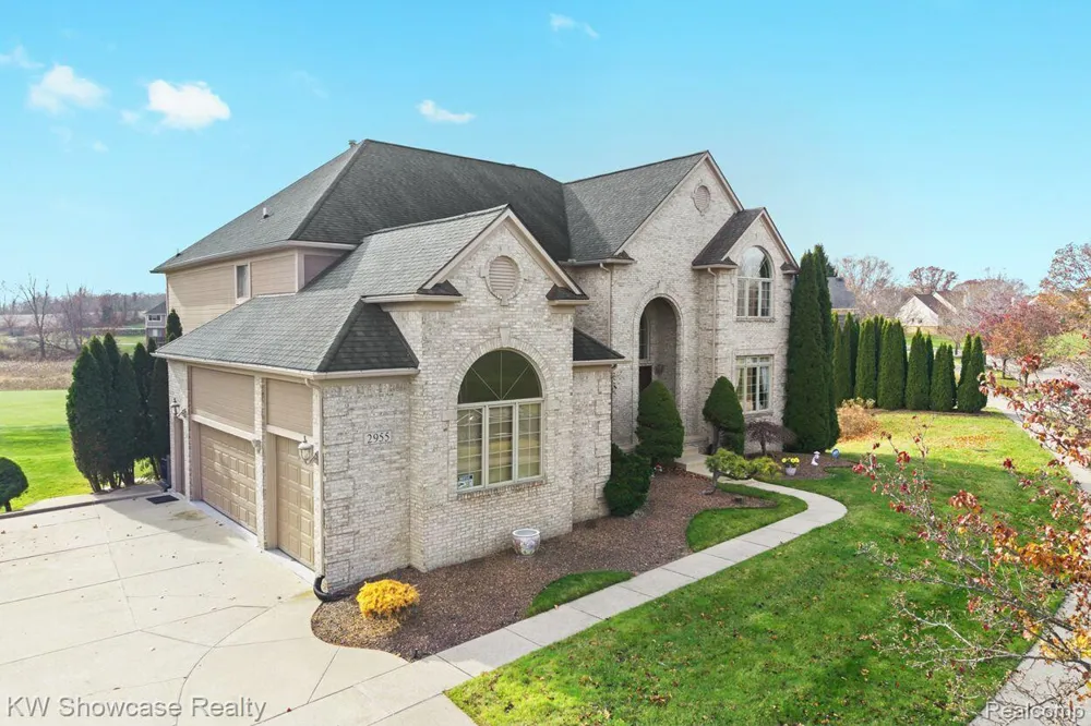 2955 Ivy Hill Drive Commerce Charter Township, MI 48382