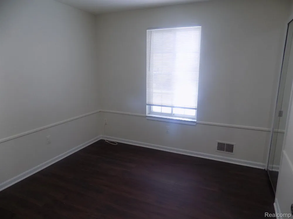 19121 WALDORF STREET Roseville City, MI 48066