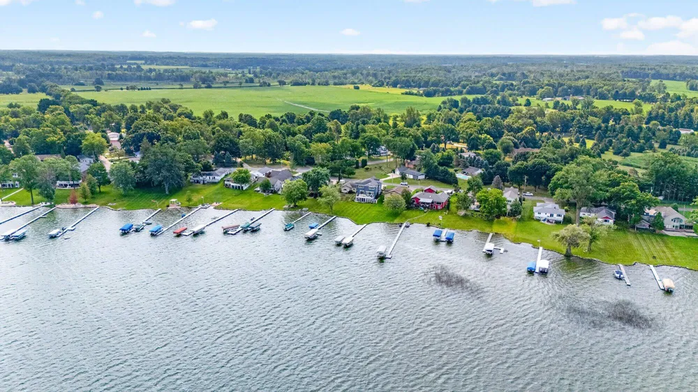 7705 S Indian Lake Drive Brady Township, MI 49097