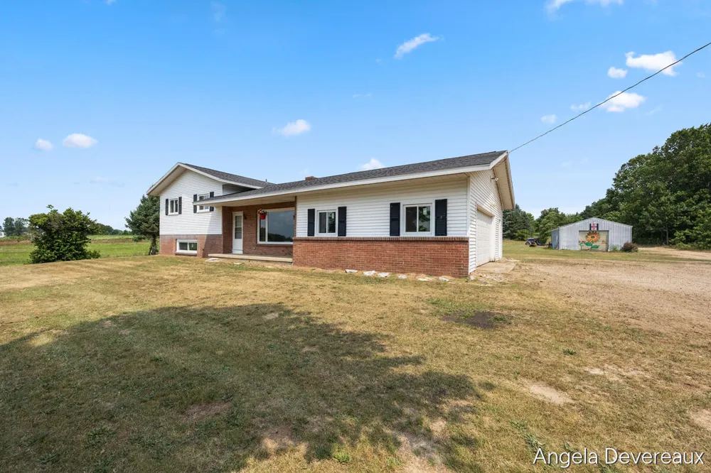 2637 17 Mile Road Tyrone Township, MI 49330