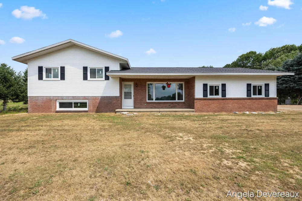 2637 17 Mile Road Tyrone Township, MI 49330
