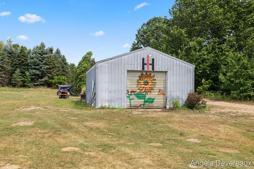 2637 17 Mile Road Tyrone Township, MI 49330