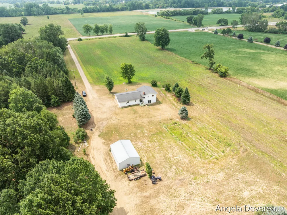 2637 17 Mile Road Tyrone Township, MI 49330