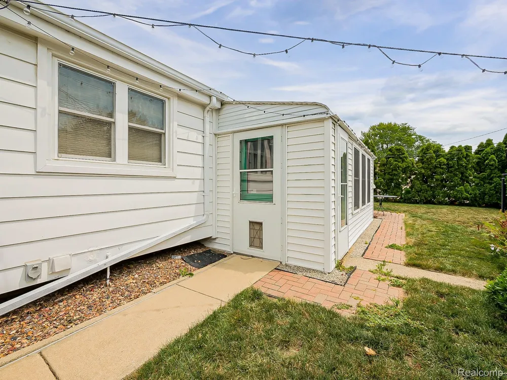 2681 Emeline Street Trenton City, MI 48183