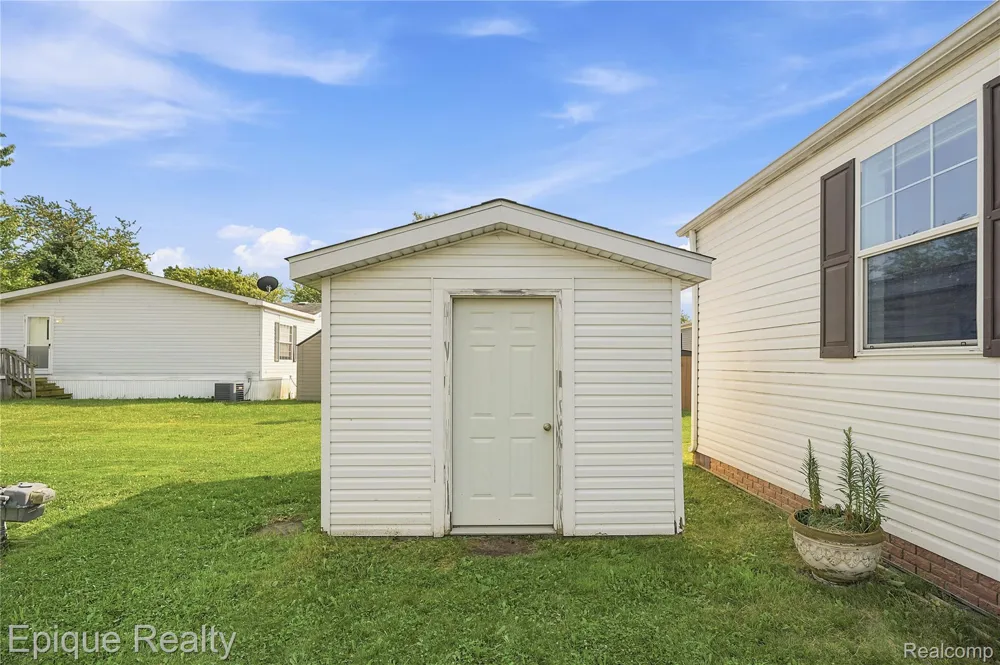15346 Enchante Clinton Charter Township, MI 48038