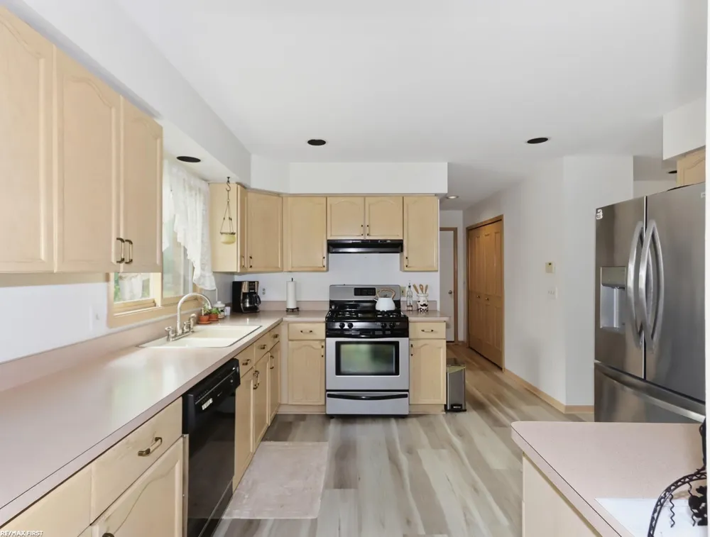 39328 Rivercrest Avenue Harrison Charter Township, MI 48045