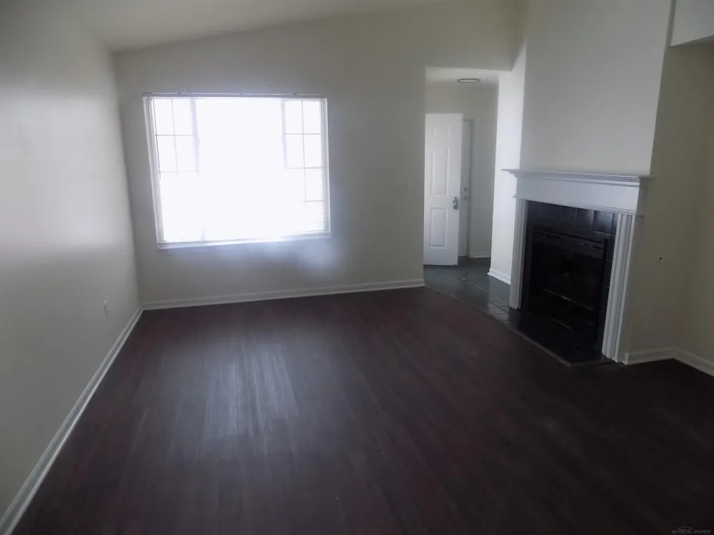 19121 Waldorf Street Roseville City, MI 48066
