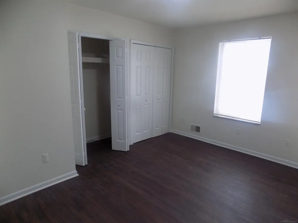 19121 Waldorf Street Roseville City, MI 48066