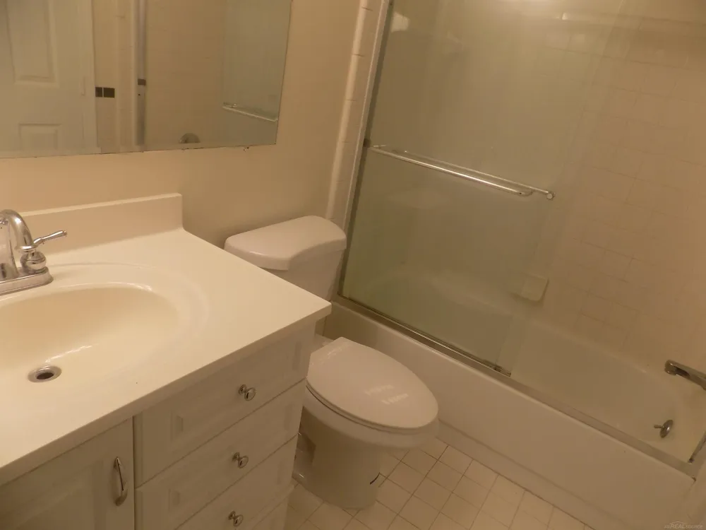 19121 Waldorf Street Roseville City, MI 48066