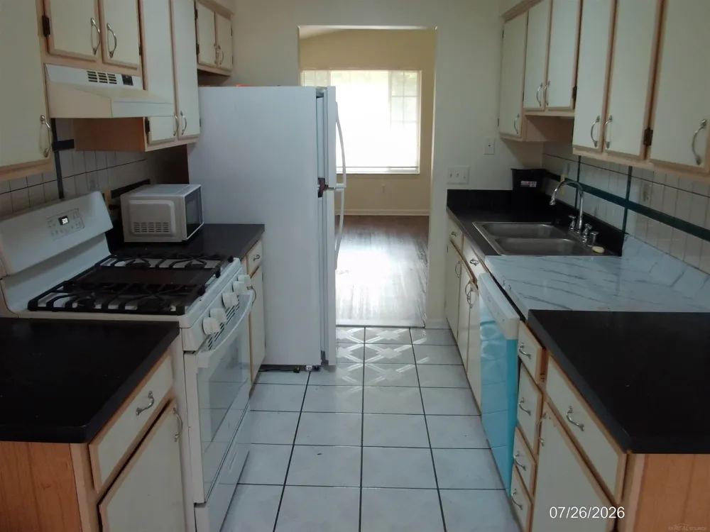 19121 Waldorf Street Roseville City, MI 48066