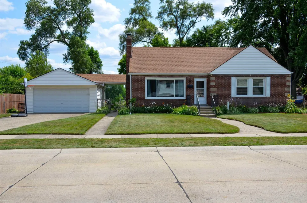 8474 Harding Street Center Line City, MI 48015