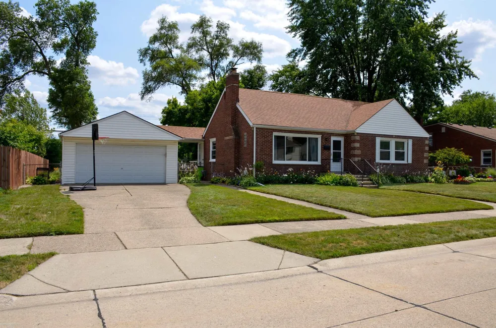8474 Harding Street Center Line City, MI 48015