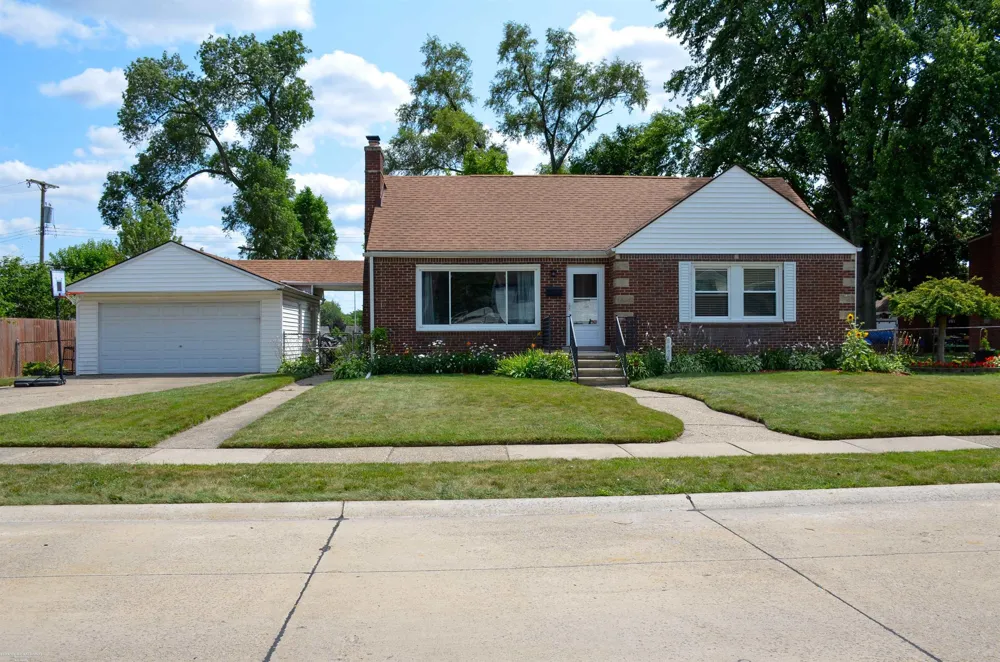 8474 Harding Street Center Line City, MI 48015