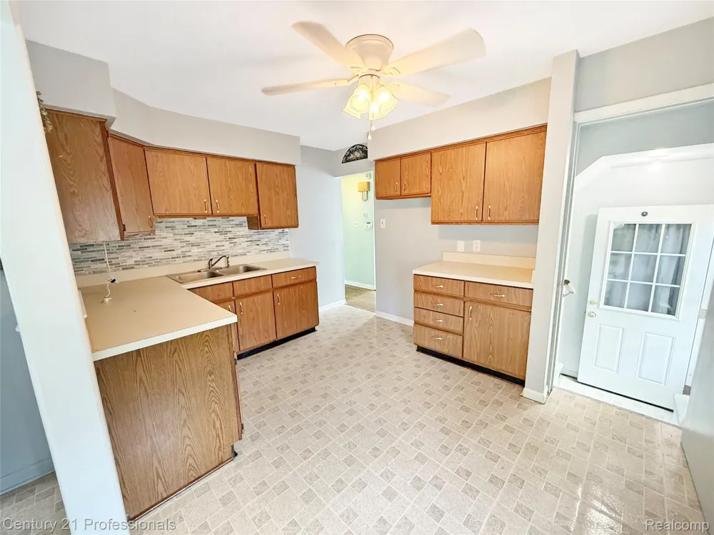 18424 Glenmore Redford Charter Township, MI 48240
