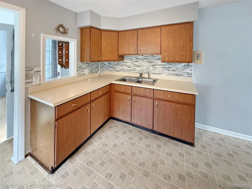 18424 Glenmore Redford Charter Township, MI 48240
