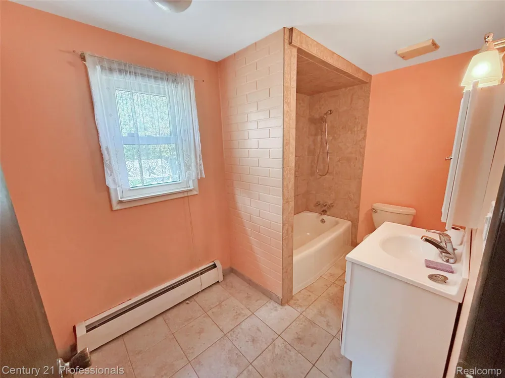 18424 Glenmore Redford Charter Township, MI 48240