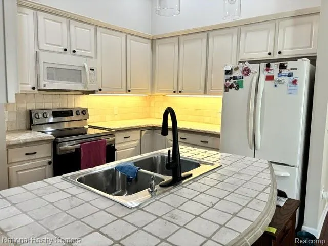 809 Chelsea Ridge Court Howell City, MI 48843