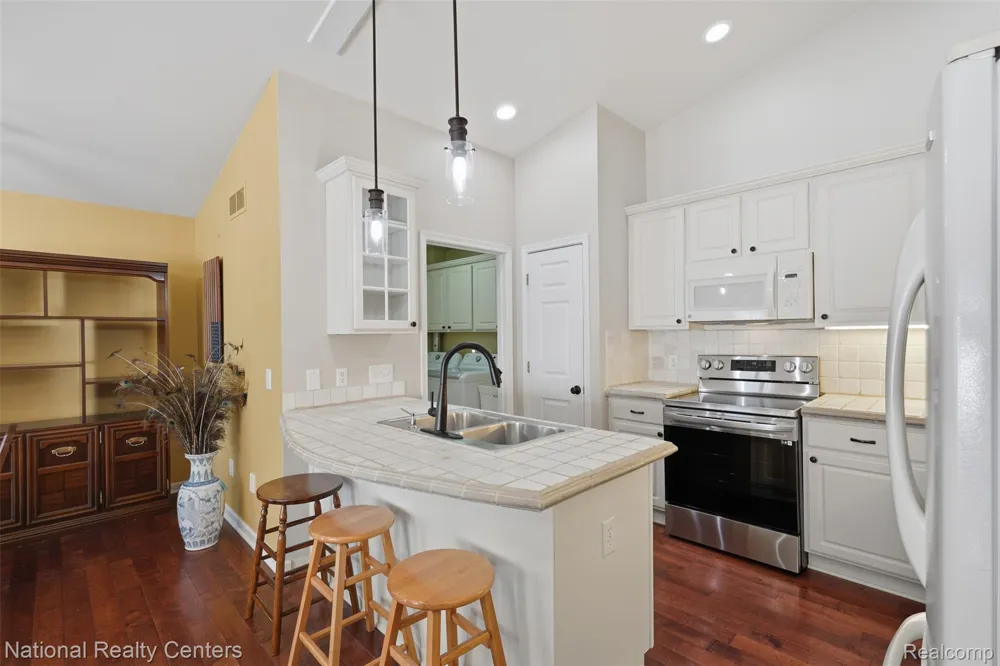 809 Chelsea Ridge Court Howell City, MI 48843