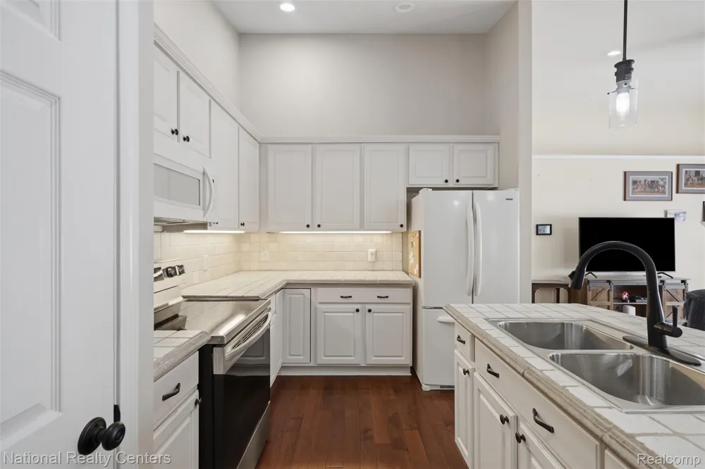 809 Chelsea Ridge Court Howell City, MI 48843