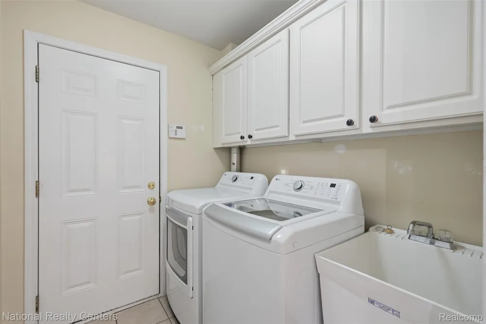809 Chelsea Ridge Court Howell City, MI 48843