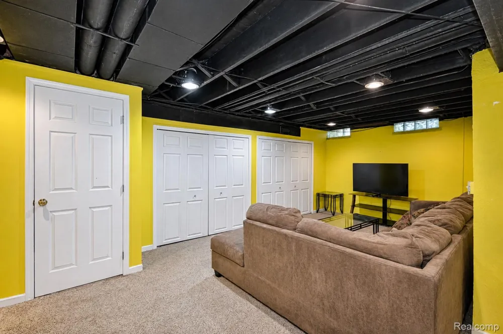 22783 Shadowglen Drive Farmington Hills City, MI 48335