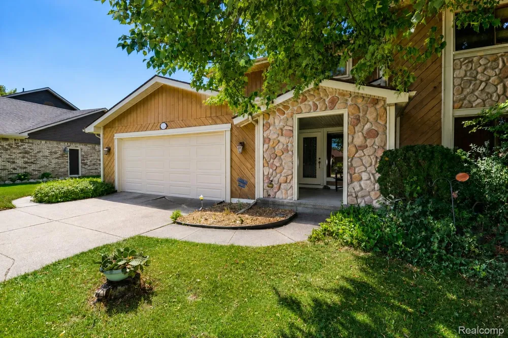 22783 Shadowglen Drive Farmington Hills City, MI 48335