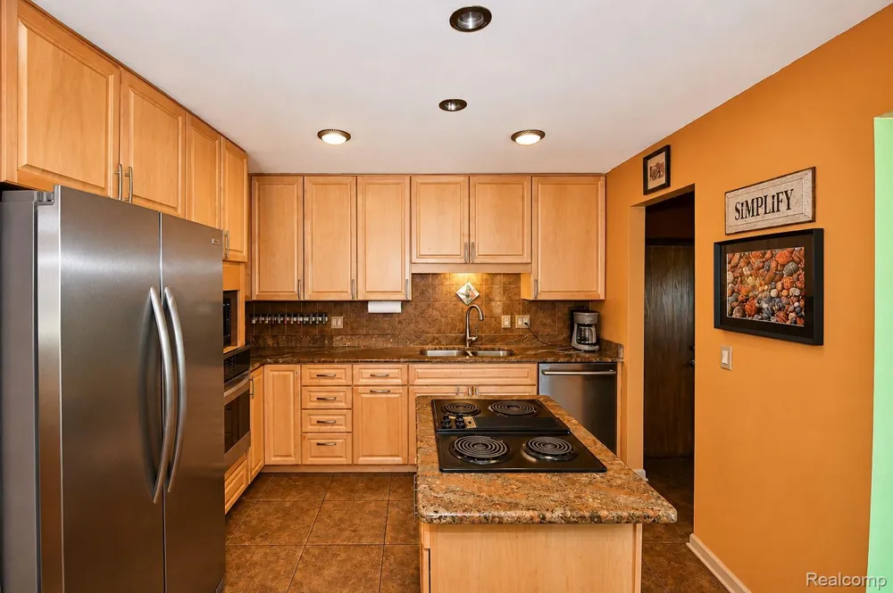 22783 Shadowglen Drive Farmington Hills City, MI 48335