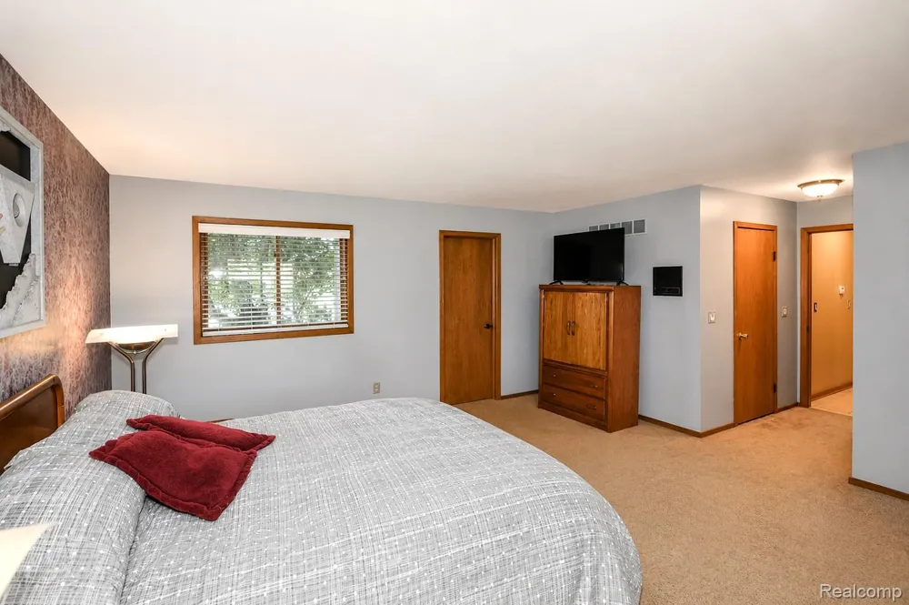 22783 Shadowglen Drive Farmington Hills City, MI 48335