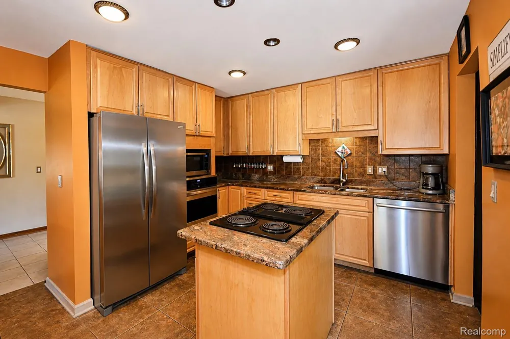 22783 Shadowglen Drive Farmington Hills City, MI 48335
