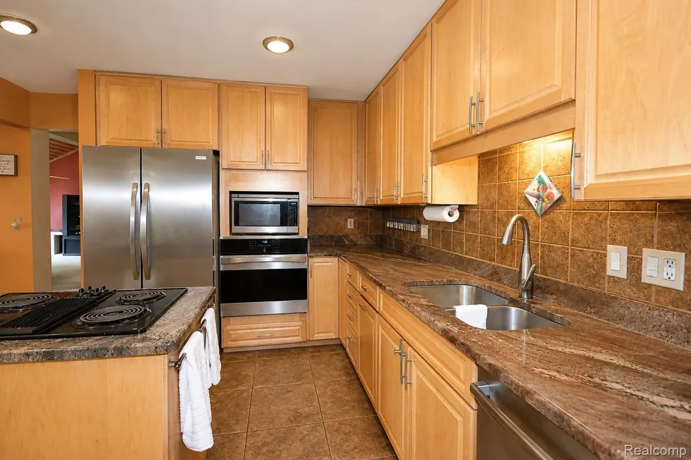 22783 Shadowglen Drive Farmington Hills City, MI 48335