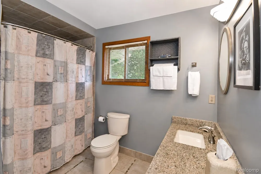 22783 Shadowglen Drive Farmington Hills City, MI 48335