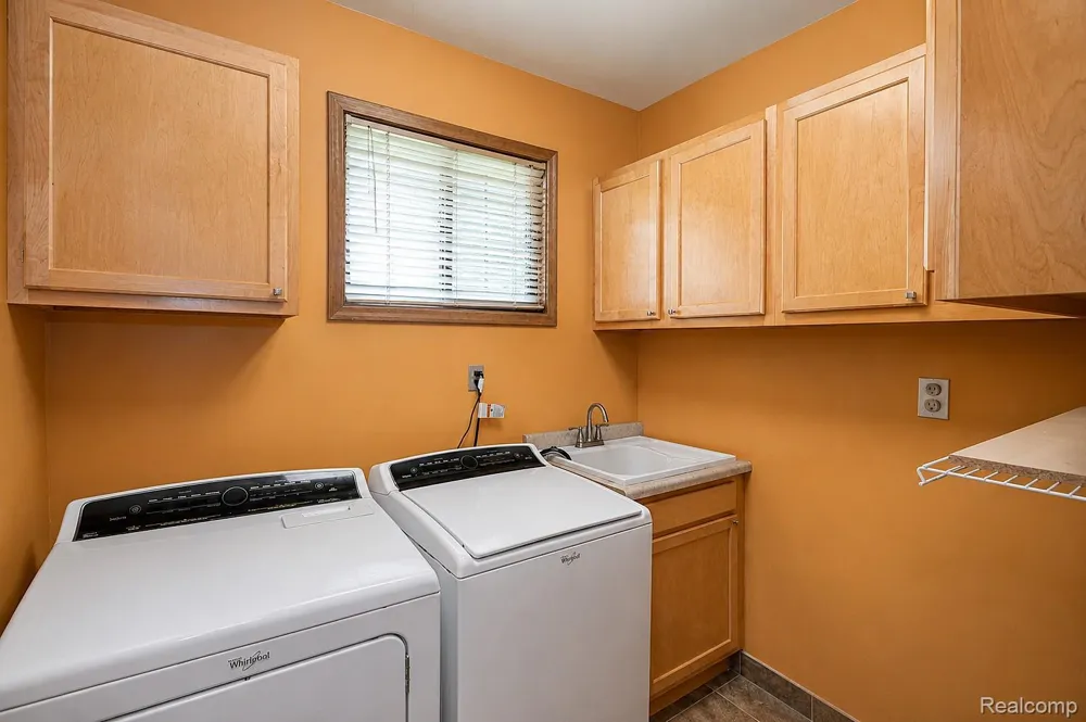 22783 Shadowglen Drive Farmington Hills City, MI 48335