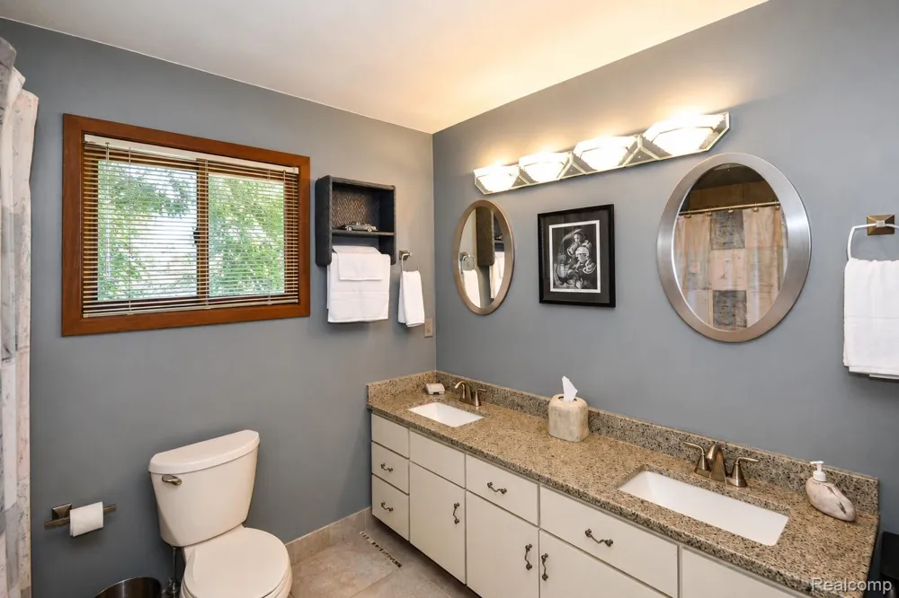 22783 Shadowglen Drive Farmington Hills City, MI 48335
