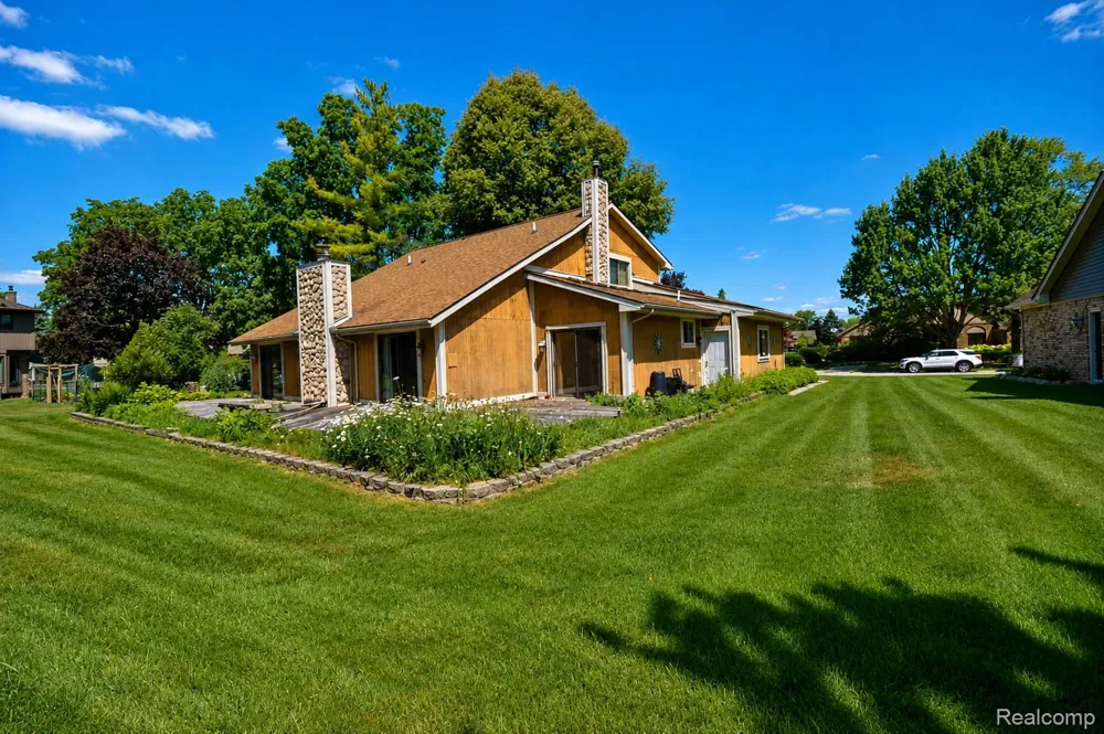 22783 Shadowglen Drive Farmington Hills City, MI 48335