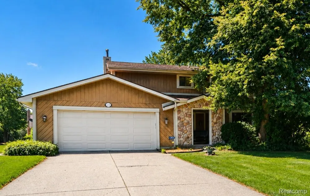 22783 Shadowglen Drive Farmington Hills City, MI 48335
