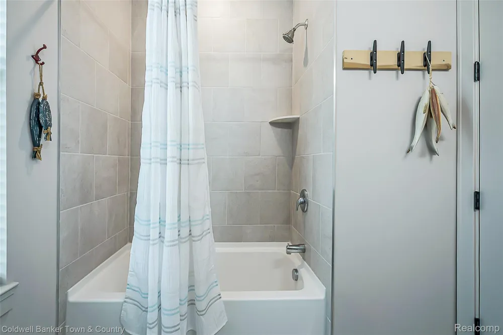 2329 Provencal Drive Commerce Charter Township, MI 48382