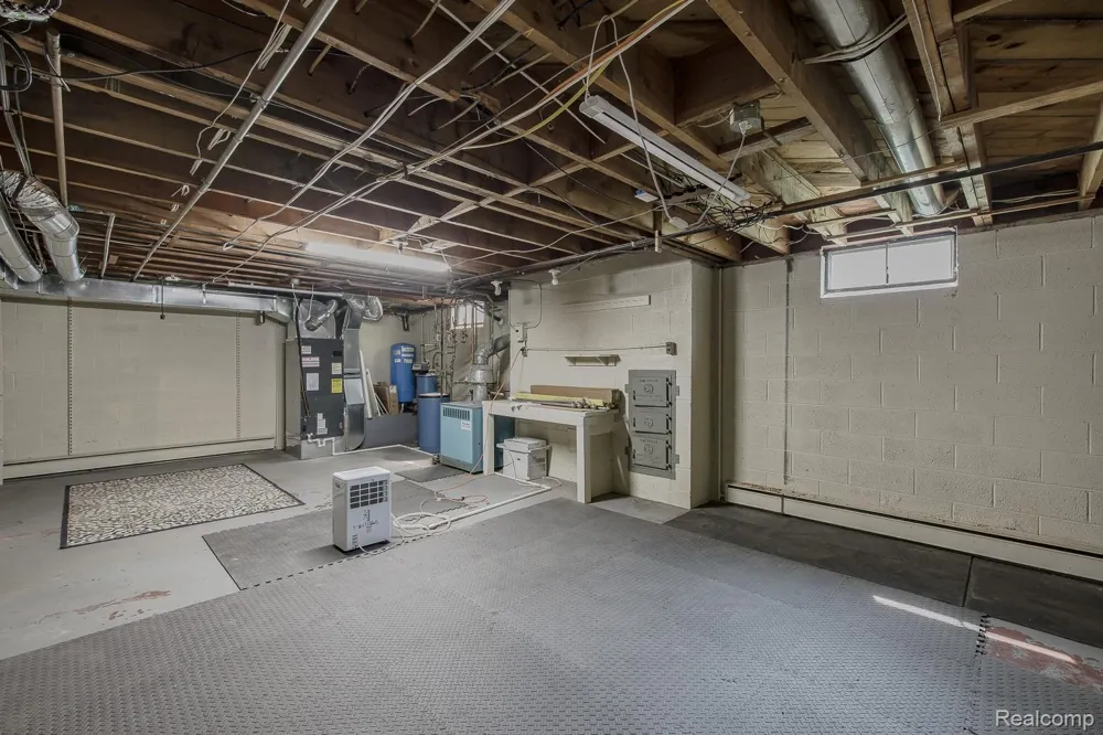 10470 King Road Springfield Charter Township, MI 48350
