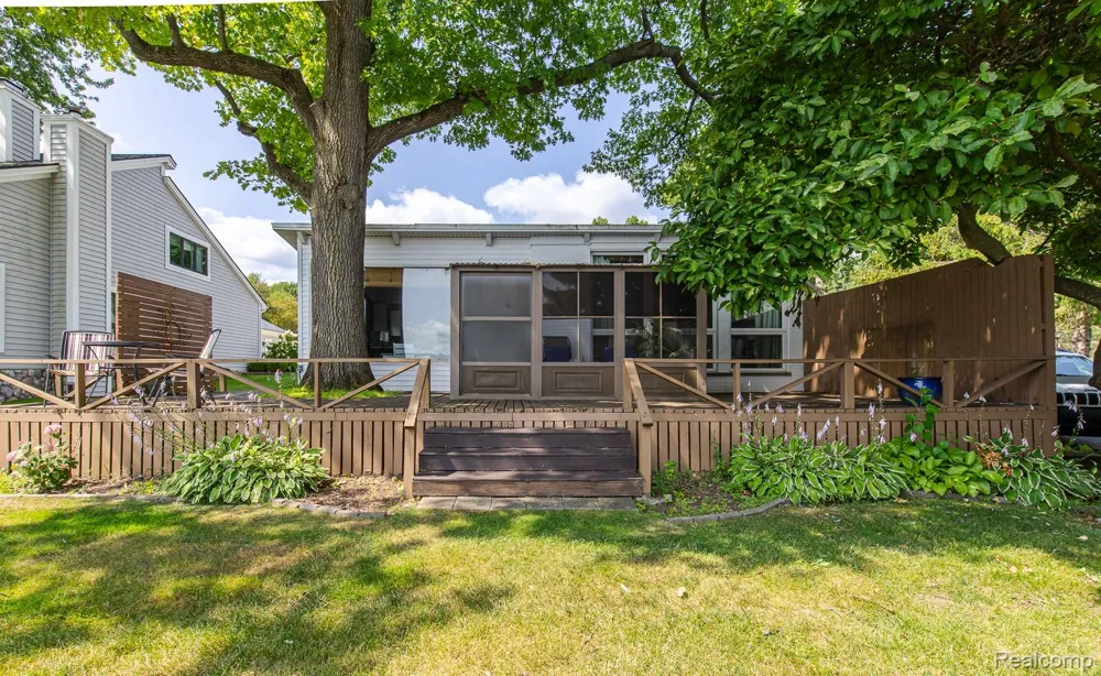 10470 King Road Springfield Charter Township, MI 48350