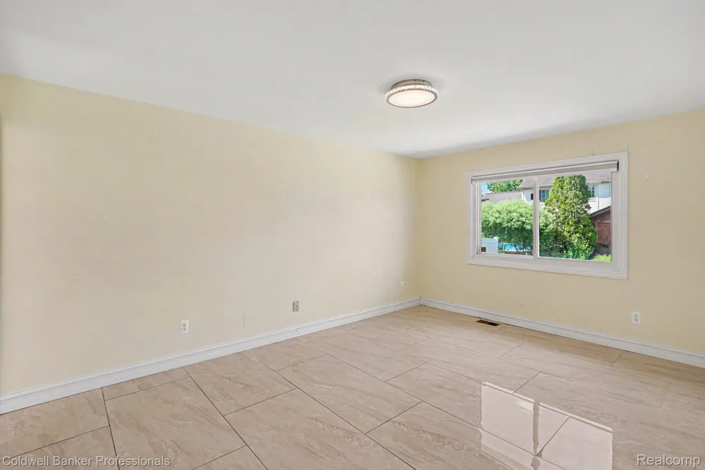 2585 Tiverton Drive Sterling Heights City, MI 48310