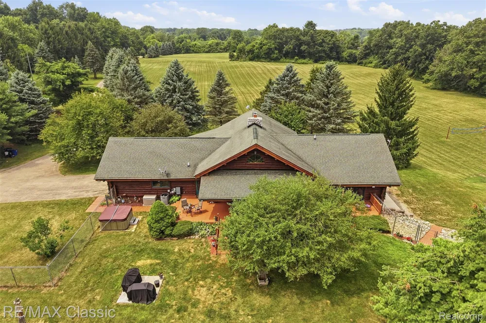 6900 Eveline Drive Holly Township, MI 48442