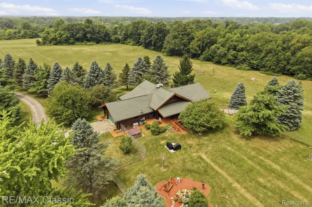 6900 Eveline Drive Holly Township, MI 48442