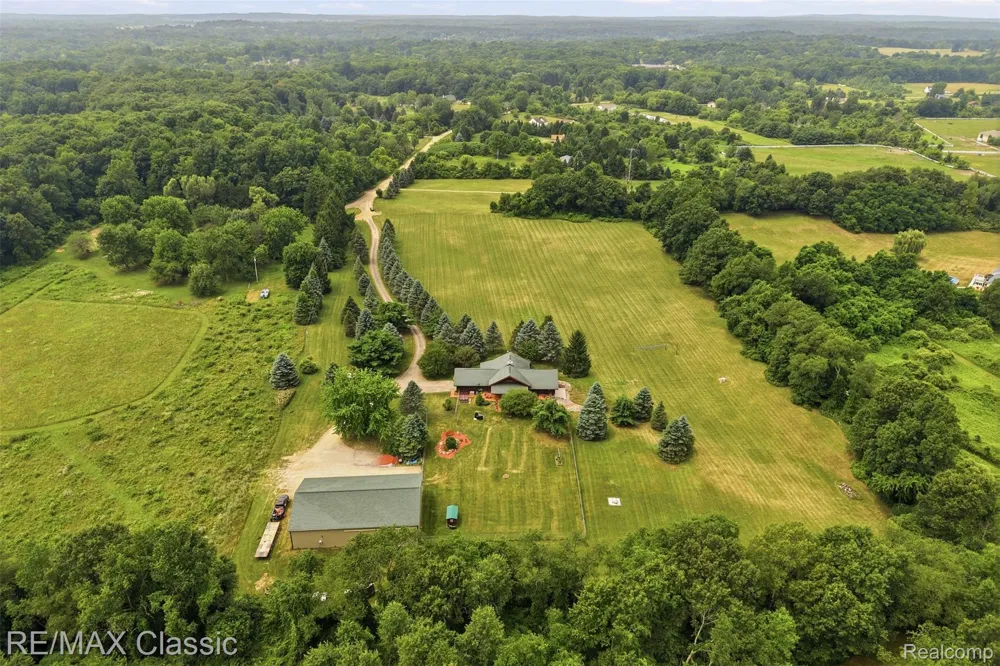 6900 Eveline Drive Holly Township, MI 48442